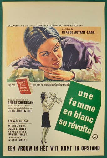 Une femme en blanc se révolte